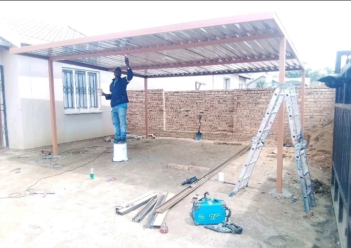 Chiko Fencing team member installing a fence on site